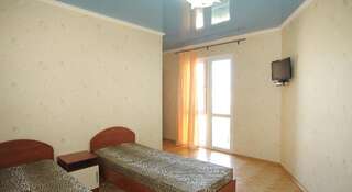 Гостевой дом Карадениз Судак Семейный люкс с балконом-6